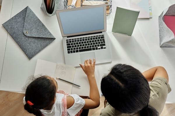 kids on laptop