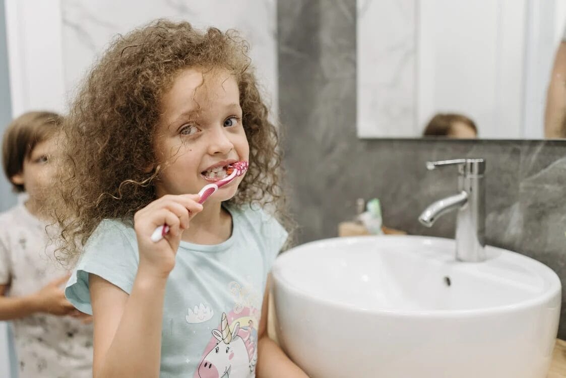 kids brushing teeth